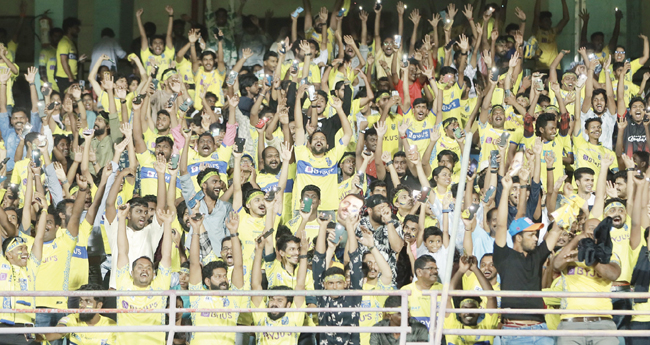 ക​ലൂ​ര്‍ ജ​വ​ഹ​ര്‍​ലാ​ല്‍ നെ​ഹ്‌​റു സ്‌​റ്റേ​ഡി​യ​ത്തി​ല്‍ ഇ​ന്ന​ലെ ന​ട​ന്ന ഇ​ന്ത്യ​ന്‍ സൂ​പ്പ​ര്‍ ലീ​ഗി​ല്‍ കേ​ര​ള ബ്ലാ​സ്റ്റേ​ഴ്‌​സും ബം​ഗ​ളൂ​രു എ​ഫ്‌​സി​യും ത​മ്മി​ലു​ള്ള മ​ത്സ​രം കാ​ണാ​നെ​ത്തി​യ ആ​രാ​ധ​ക​ര്‍.