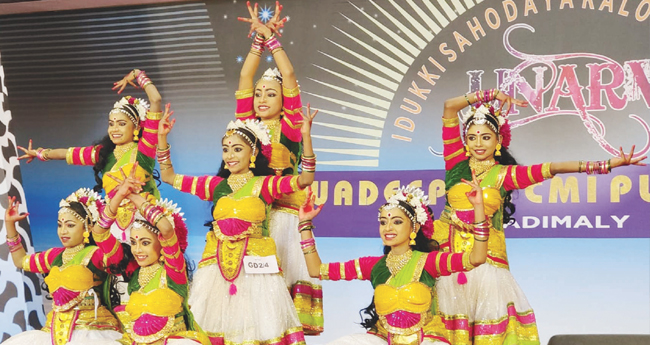 സ​ഹോ​ദ​യ ക​ലോ​ത്സ​വ​ത്തി​ൽ സം​ഘ​നൃ​ത്തം അ​വ​ത​രി​പ്പി​ക്കു​ന്ന കാ​ർ​മ​ൽ​ഗി​രി കൊ​ര​ണ്ട​ക്കാ​ട്, മൂ​ന്നാ​ർ.