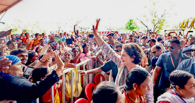 ഛത്തീ​സ്ഗ​ഡി​ലെ ഭി​ലാ​യി​യി​ൽ സം​ഘ​ടി​പ്പി​ച്ച മ​ഹി​ളാ സ​മൃ​ദ്ധി സ​മ്മേ​ള​ന​ത്തി​ൽ പ​ങ്കെ​ടു​ക്കാ​നെ​ത്തി​യ എ​ഐ​സി​സി ജ​ന​റ​ൽ സെ​ക്ര​ട്ട​റി പ്രി​യ​ങ്ക ഗാ​ന്ധി​യെ പ്ര​വ​ർ​ത്ത​ക​ർ സ്വീ​ക​രി​ക്കു​ന്നു.