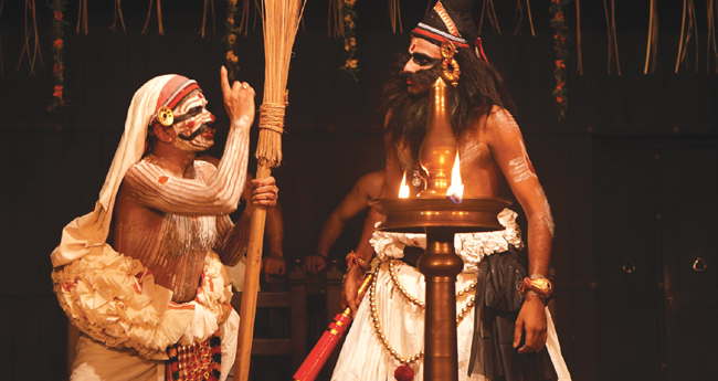മൂ​ഴി​ക്കു​ളം നേ​പ​ത്ഥ്യ​യു​ടെ കൂ​ടി​യാ​ട്ട മ​ഹോ​ത്സ​വ​ത്തി​ന്‍റെ ഭാ​ഗ​മാ​യി 200 വ​ര്‍​ഷ​ങ്ങ​ള്‍​ക്ക് ശേ​ഷം പ്ര​തി​മാ​നാ​ട​കം അ​ര​ങ്ങി​ലെ​ത്തി​ച്ച​പ്പോ​ള്‍.