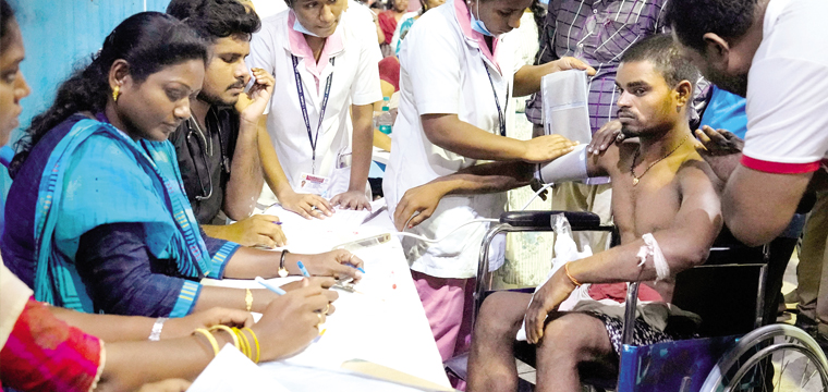 ഒ​ഡീ​ഷ ട്രെ​യി​ൻ ദു​ര​ന്ത​ത്തി​ൽ പ​രി​ക്കേ​റ്റ യാ​ത്ര​ക്കാ​ര​നു ചെ​ന്നൈ റെ​യി​ൽ​വേ സ്റ്റേ​ഷ​നി​ൽ വൈ​ദ്യ സ​ഹാ​യം ന​ൽ​കു​ന്നു.