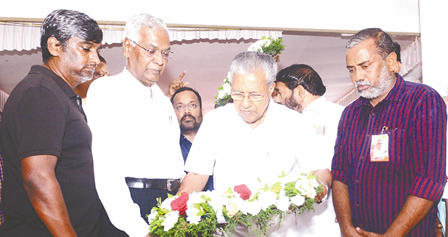 അ​ന്ത​രി​ച്ച സി​പി​ഐ സം​സ്ഥാ​ന സെ​ക്ര​ട്ട​റി കാ​നം രാ​ജേ​ന്ദ്ര​ന് അ​ന്ത്യോ​പ​ചാ​രം അ​ര്‍പ്പി​ക്കു​ന്ന 
മു​ഖ്യ​മ​ന്ത്രി പി​ണ​റാ​യി വി​ജ​യ​ന്‍. സി​പി​ഐ ദേ​ശീ​യ ജ​ന​റ​ല്‍ സെ​ക്ര​ട്ട​റി ഡി. ​രാ​ജ, മ​ന്ത്രി​മാ​രാ​യ വി. ​എ​ന്‍. വാ​സ​വ​ന്‍, പി. ​പ്ര​സാ​ദ് തു​ട​ങ്ങി​യ​വ​ര്‍ സ​മീ​പം.