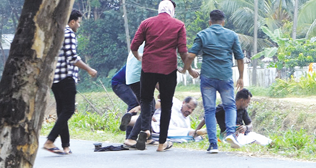 യൂ​​ത്ത് കോ​​ണ്‍​ഗ്ര​​സ് പ്രവർത്തകരെ ഡി​​വൈഎ​​ഫ്ഐ പ്ര​​വ​​ർ​​ത്ത​​ക​​ർ വ​​ള​​ഞ്ഞി​​ട്ട് ആ​​ക്ര​​മി​​ക്കു​​ന്നു.