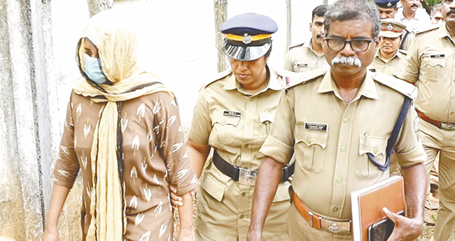 ഓ​​യൂ​​ർ ഓ​​ട്ടു​​മ​​ല​​യി​​ൽ നി​​ന്ന് ആ​​റു വ​​യ​​സു​​കാ​​രി​​യെ ത​​ട്ടി​​ക്കൊ​​ണ്ടു പോ​​യ കേ​​സി​​ലെ മു​​ഖ്യ​​പ്ര​​തി പ​​ത്മ​​കു​​മാ​​റി​​ന്‍റെ ഭാര്യ അ​​നി​​ത​​കു​​മാ​​രി​​യെ ചി​​റ​​ക്ക​​ര ഒ​​ഴു​​കു​​പാ​​റ​​യി​​ലെ ഫാം ​​ഹൗ​​സി​​ൽ എ​​ത്തി​​ച്ച് തെ​​ളി​​വെ​​ടു​​പ്പ് ന​​ട​​ത്തു​​ന്നു.