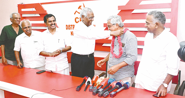 കോ​ട്ട​യ​ത്തെ സി​പി​ഐ ജി​ല്ലാ കൗ​ണ്‍സി​ല്‍ ഓ​ഫീ​സി​ല്‍ ചേ​ര്‍ന്ന എ​ക്സി​ക്യൂ​ട്ടീ​വ് യോ​ഗ​ത്തി​ല്‍ സി​പി​ഐ സം​സ്ഥാ​ന സെ​ക്ര​ട്ട​റി​യു​ടെ  ചു​മ​ത​ല ല​ഭി​ച്ച ബി​നോ​യ് വി​ശ്വ​ത്തി​നെ ദേ​ശീ​യ സെ​ക്ര​ട്ട​റി ഡി. ​രാ​ജ മാ​ല അ​ണി​യി​ക്കു​ന്നു.