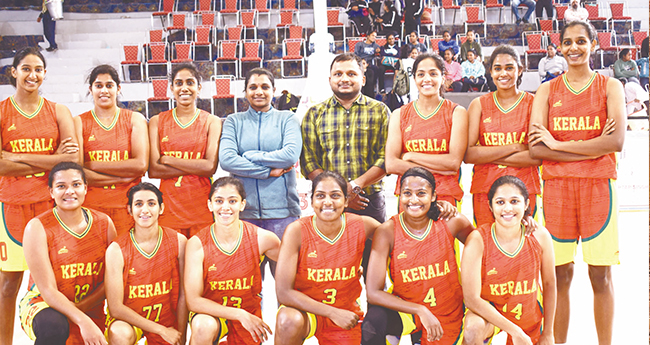 ദേശീയ സീനിയർ ബാസ്കറ്റ്ബോളിൽ രണ്ടാം സ്ഥാനക്കാരായ കേരള ടീം.