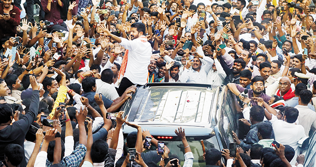 തെ​ലുങ്കാ​ന നി​യ​മ​സ​ഭാ തെ​ര​ഞ്ഞെ​ടു​പ്പി​ന്‍റെ വോ​ട്ടെ​ണ്ണൽ പു​രോ​ഗ​മി​ക്കു​ന്പോ​ൾ ഹൈ​ദ​രാ​ബാ​ദി​ലെ ഗാ​ന്ധി​ഭ​വ​ന് മു​ന്നി​ൽ പ്ര​വ​ർ​ത്ത​ക​ർ​ക്കൊ​പ്പം വി​ജ​യം ആ​ഘോ​ഷി​ക്കു​ന്ന തെ​ലി​ങ്കാ​ന കോ​ണ്‍​ഗ്ര​സ് പ്ര​സി​ഡ​ന്‍റ് എ. ​രേ​വ​ന്ത് റെ​ഡ്ഡി.