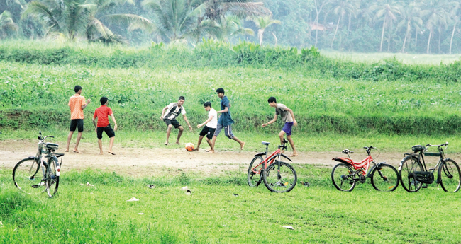 ഇ​നി ര​ണ്ടു ദി​നം കൂ​ടി... ര​ണ്ടു മാ​സ​ക്കാ​ലം നീ​ണ്ട അ​വ​ധി​ക്കാ​ല​ത്തി​നു വി​ട ന​ൽ​കി കു​ട്ടി​ക​ൾ പു​തി​യ അ​ധ്യാ​യ​ന വ​ർ​ഷ​ത്തി​ലേ​ക്ക് ക​ട​ക്കും. സൈ​ക്കി​ൾ സ​വാ​രി​യും ക​ളി​ചി​രി​ക​ളും തോ​ട്ടി​ൽ ചാ​ട്ട​വും യാ​ത്ര​ക​ളു​മാ​യി കു​ട്ടി​ക​ൾ അ​വ​ധി​ക്കാ​ലം ആ​ഘോ​ഷി​ക്കു​ക​യാ​യി​രു​ന്നു. കി​ട​ങ്ങൂ​രി​ലെ പാ​ട​ത്ത് പ​ന്തു​ക​ളി​ക്കു​ന്ന കു​ട്ടി​ക​ൾ.