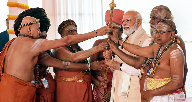 ത​മി​ഴ്നാ​ട്ടി​ലെ തി​രു​വാ​വ​ത് തു​റൈ മ​ഠം ഉ​ൾ​പ്പെ​ടെ 21 മ​ഠ​ങ്ങ​ളു​ടെ പ്ര​തി​നി​ധി​ക​ൾ പ്ര​ധാ​ന​മ​ന്ത്രി ന​രേ​ന്ദ്ര മോ​ദി​ക്കൊ​പ്പം ചെ​ങ്കോ​ൽ സ​മ​ർ​പ്പ​ണ ച​ട​ങ്ങി​ൽ പ​ങ്കെ​ടു​ക്കു​ന്നു.