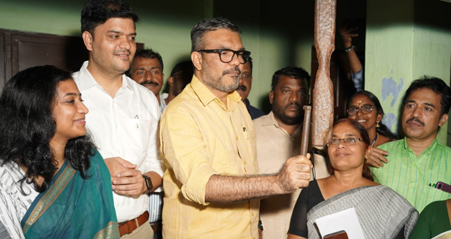 തി​രി​കെ സ്കൂ​ളി​ൽ അ​യ​ൽ​ക്കൂ​ട്ട​ത​ല സം​ഘ​ട​നാ സം​വി​ധാ​നം മെ​ച്ച​പ്പെ​ടു​ത്ത​ൽ കാ​ന്പ​യി​ന്‍റെ സം​സ്ഥാ​ന​ത​ല ഉ​ദ്ഘാ​ട​ന​ത്തി​ന്‍റെ ഭാ​ഗ​മാ​യി മ​ന്ത്രി എം.​ബി. രാ​ജേ​ഷ് സ്കൂ​ളി​ൽ ബെ​ൽ അ​ടി​ക്കു​ന്നു.