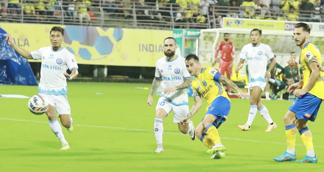 ജം​ഷ​ഡ്പു​രി​നെ​തി​രേ കേ​ര​ള ബ്ലാ​സ്റ്റേ​ഴ്സി​നാ​യി ഗോ​ൾ നേ​ടു​ന്ന അ​ഡ്രി​യാ​ൻ ലൂ​ണ.