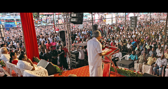 സി​പി​എം മു​ൻ സം​സ്ഥാ​ന സെ​ക്ര​ട്ട​റി  കോ​ടി​യേ​രി ബാ​ല​കൃ​ഷ്ണ​ന്‍റെ ഒ​ന്നാം ച​ര​മ​വാ​ർ​ഷി​ക​ത്തി​ൽ  ത​ല​ശേ​രി​യി​ൽ ന​ട​ന്ന അ​നു​സ്മ​ര​ണ യോ​ഗം  ഉ​ദ്ഘാ​ട​നം ചെ​യ്ത് മു​ഖ്യ​മ​ന്ത്രി പി​ണ​റാ​യി  വി​ജ​യ​ൻ പ്ര​സം​ഗി​ക്കു​ന്നു.