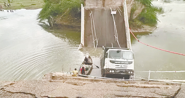 ഗു​ജ​റാ​ത്തി​ൽ ഭോ​ഗാ​വൊ ന​ദി​ക്കു കു​റു​കെ​യു​ള്ള പാലം തകർന്നപ്പോൾ.