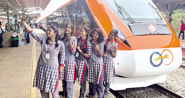 കാ​സർ​ഗോ​ഡ് റെ​യി​ൽ​വേ സ്റ്റേ​ഷ​നി​ൽ പു​തു​താ​യി സ​ർ​വീ​സ് ആ​രം​ഭി​ച്ച വ​ന്ദേ ഭാ​ര​ത് ട്രെ​യി​നി​നൊ​പ്പം വി​ദ്യാ​ർ​ഥി​ക​ൾ സെ​ൽ​ഫി​യെ​ടു​ക്കു​ന്നു.