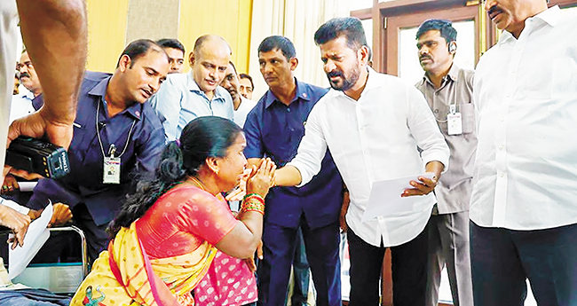 തെലുങ്കാന സർക്കാരിന്‍റെ ജനസന്പർക്ക പരിപാടിയായ പ്ര​​​​ജാ ദ​​​​ർ​​​​ബാ​​​​റിൽ  മുഖ്യമന്ത്രി രേ​​​​വ​​​​ന്ത് റെ​​​​ഡ്ഢി പരാതികൾ കേൾക്കുന്നു.