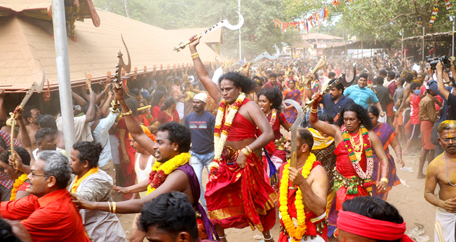 കൊ​ടു​ങ്ങ​ല്ലൂ​ർ ഭ​ര​ണി​യു​ടെ ഭാ​ഗ​മാ​യി ഇ​ന്ന​ലെ വൈ​കി​ട്ടു ന​ട​ന്ന അ​ശ്വ​തി കാ​വു​തീ​ണ്ട​ൽ.
