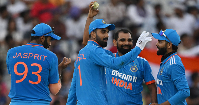 ഓ​സ്ട്രേ​ലി​യ​യ്ക്കെ​തി​രാ​യ ഏ​ക​ദി​ന പ​ര​ന്പ​ര​യി​ലെ ആ​ദ്യ മ​ത്സ​ര​ത്തി​ൽ മു​ഹ​മ്മ​ദ് ഷ​മി അ​ഞ്ചു വി​ക്ക​റ്റ് നേ​ട്ടം സ്വ​ന്ത​മാ​ക്കി​യ​ശേ​ഷം അ​ഭി​ന​ന്ദി​ക്കു​ന്ന സ​ഹ​താ​ര​ങ്ങ​ൾ.