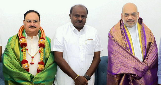 സ​ഖ്യ​ച​ർ​ച്ച​ക​ൾ​ക്കാ​യി ഡ​ൽ​ഹി​യി​ലെ​ത്തി​യ ജ​ന​താ​ദ​ൾ -എ​സ് നേ​താ​വ് എ​ച്ച്.​ഡി. കു​മാ​ര​സ്വാ​മി, ബി​ജെ​പി ദേ​ശീ​യ അ​ധ്യ​ക്ഷ​ൻ ജെ.​പി. ന​ഡ്ഡ, കേ​ന്ദ്ര ആ​ഭ്യ​ന്ത​ര​മ​ന്ത്രി അ​മി​ത് ഷാ ​എ​ന്നി​വ​ർ​ക്കൊ​പ്പം.