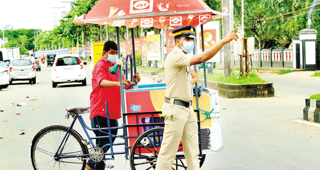 നി​പ​യ​ല്ലേ ര​ക്ഷ​യി​ല്ലാ... നി​പ നി​യ​ന്ത്ര​ണ​മു​ള്ള​തു കാ​ര​ണം കോ​ഴി​ക്കോ​ട് ബീ​ച്ചി​ൽ ക​ച്ച​വ​ട​ത്തി​നെ​ത്തി​യ ഐ​സ്ക്രീം വി​ൽ​പ്പ​ന​ക്കാ​ര​നെ പി​ന്തി​രി​പ്പി​ച്ച ശേ​ഷം അ​ദ്ദേ​ഹ​ത്തെ റോ​ഡു മു​റി​ച്ചു ക​ട​ക്കാ​ൻ സ​ഹാ​യി​ക്കു​ന്ന പോ​ലീ​സു​കാ​ര​ൻ.