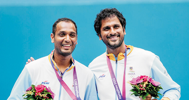 ടെന്നീസ് ഡബിള്‍സില്‍ വെള്ളി നേടിയ ഇന്ത്യന്‍ സഖ്യം മെഡലുമായി.
