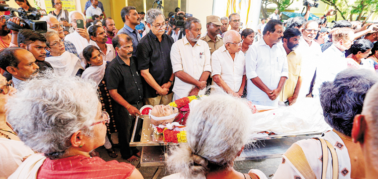 ഇ​ന്ത്യ​യി​ലെ  ഹ​രി​ത​വി​പ്ല​വ​ത്തി​ന്‍റെ പി​താ​വും  വി​ഖ്യാ​ത കാ​ർ​ഷി​ക​ശാ​സ്ത്ര​ജ്ഞ​നു​മാ​യ ഡോ. ​എം .എ​സ്.  സ്വാ​മി​നാ​ഥ​ന്‍റെ മൃ​ത​ദേ​ഹം ചെ​ന്നൈ എം.​എ​സ്. സ്വാ​മി​നാ​ഥ​ൻ  റി​സ​ർ​ച്ച് ഫൗ​ണ്ടേ​ഷ​നി​ൽ പൊ​തു​ദ​ർ​ശ​ന​ത്തി​നു വ​ച്ച​പ്പോ​ൾ ആ​ദ​രാ​ഞ്ജ​ലി അ​ർ​പ്പി​ക്കു​ന്ന കൃ​ഷി മ​ന്ത്രി പി. ​പ്ര​സാ​ദ്, വൈ​ദ്യു​തി മ​ന്ത്രി കെ. ​കൃ​ഷ്ണ​ൻ​കു​ട്ടി, കൊ​ടി​ക്കു​ന്നി​ൽ സു​രേ​ഷ് എം​പി തു​ട​ങ്ങി​യ​വ​ർ.