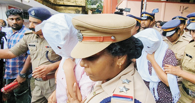 ഓ​​യൂ​​ർ കേ​​സ് പ്ര​​തി​​ക​​ളെ കൊ​​ട്ടാ​​ര​​ക്ക​​ര കോ​​ട​​തി​​യി​​ൽ എ​​ത്തി​​ച്ച​​പ്പോ​​ൾ.