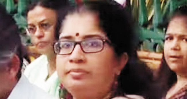 ശ​​​ന്പ​​​ള കു​​​ടി​​​ശി​​​ക ആ​​​വ​​​ശ്യ​​​പ്പെ​​​ട്ട് സെ​​​ക്ര​​​ട്ടേ​​​റി​​​യ​​​റ്റി​​​നു മു​​​ന്നി​​​ൽ കോ​​​ള​​​ജ് അ​​​ധ്യാ​​​പ​​​ക​​​ർ ന​​​ട​​​ത്തി​​​യ സ​​​മ​​​ര​​​ത്തി​​​ൽ പങ്കെടുക്കുന്ന ഡോ. ആശ.