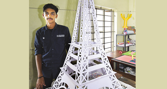 കോ​ന്നി ജി​എ​ച്ച്എ​സ്എ​സി​ലെ പ്ല​സ് ടു ​വി​ദ്യാ​ർ​ഥി എം. ​ആ​ദി​ത്യ നി​ർ​മി​ച്ച ഈ​ഫ​ൽ ട​വ​ർ.