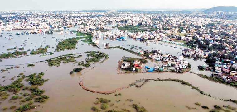 മി​ഷോ​ങ്ങ് ചു​ഴ​ലി​ക്കാ​റ്റി​നു മു​ന്നോ​ടി​യാ​യി പെ​യ്ത ക​ന​ത്ത മ​ഴ​യി​ൽ പ്ര​ള​യ​ക്കെ​ടു​തി​യി​ലാ​യ ചെ​ന്നൈ ന​ഗ​ര​ത്തി​ന്‍റെ ആ​കാ​ശ​ദൃ​ശ്യം.
