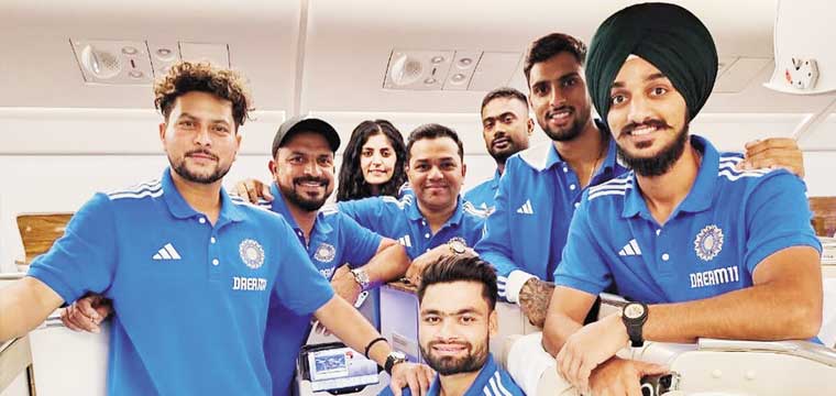 ഇ​ന്ത്യ​ൻ ക്രി​ക്ക​റ്റ് ടീം ​ദ​ക്ഷി​ണാ​ഫ്രി​ക്ക​യ്ക്കെ​തി​രാ​യ പ​ര​ന്പ​ര​യ്ക്കാ​യി ഇ​ന്ന​ലെ ബം​ഗ​ളൂ​രു​വി​ൽ​നി​ന്ന് പു​റ​പ്പെ​ട്ട​പ്പോ​ൾ. ഇ​രു ടീ​മും ത​മ്മി​ലു​ള്ള മൂ​ന്ന് മ​ത്സ​ര ട്വ​ന്‍റി-20 പ​ര​ന്പ​ര ഞാ​യ​റാ​ഴ്ച ആ​രം​ഭി​ക്കും. സൂ​ര്യ​കു​മാ​ർ യാ​ദ​വാ​ണ് ട്വ​ന്‍റി-20​യി​ൽ ഇ​ന്ത്യ​യെ ന​യി​ക്കു​ക.
