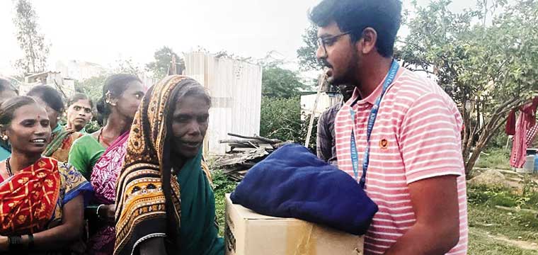 ഇ​ന്‍റ​ഗ്രി​റ്റി സ്റ്റാ​ളി​ൽ നി​ന്ന് ല​ഭി​ച്ച പ​ണം​കൊ​ണ്ട് വാ​ങ്ങി​യ സാ​ധ​ന​ങ്ങ​ൾ ക്രി​സ്തു ജ​യ​ന്തി കോ​ള​ജി​ലെ വി​ദ്യാ​ര്‍​ഥി​ക​ള്‍ വി​ത​ര​ണം ചെ​യ്യു​ന്നു.