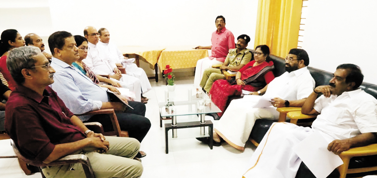 ഉ​ന്ന​ത​വി​ദ്യാ​ഭ്യാ​സ  മ​ന്ത്രി ഡോ.​ആ​ര്‍. ബി​ന്ദു, സ​ഹ​ക​ര​ണ മ​ന്ത്രി വി.​എ​ന്‍. വാ​സ​വ​ന്‍, ഡോ.​എ​ന്‍. ജ​യ​രാ​ജ് എം​എ​ൽ​എ, ജി​ല്ലാ പോ​ലീ​സ് മേ​ധാ​വി കെ. ​കാ​ര്‍​ത്തി​ക്  എ​ന്നി​വ​ർ അ​മ​ൽ​ജ്യോ​തി കോ​ള​ജ് മാ​നേ​ജ്‌​മെ​ന്‍റ് പ്ര​തി​നി​ധി​ക​ളു​മാ​യി ച​ർ​ച്ച ന​ട​ത്തി​യ​പ്പോ​ൾ.
