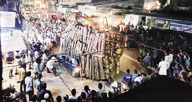 കോട്ടയം കാ​ഞ്ഞി​ര​പ്പ​ള്ളി - ഈ​രാ​റ്റു​പേ​ട്ട റോ​ഡി​ൽ   കോ​വി​ൽ​ക​ട​വി​ൽ  ഇന്നലെ രാത്രി എട്ടിന് കാ​റി​നു മു​ക​ളി​ലേ​ക്ക് ത​ടി​ലോ​റി മ​റി​ഞ്ഞ​പ്പോ​ൾ.