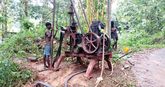 നി​ർ​ദി​ഷ്ട ചെ​ങ്ങ​ന്നൂ​ർ-​പ​ന്പ റെ​യി​ൽ​പാ​ത​യ്ക്കു​വേ​ണ്ടി കോ​ഴ​ഞ്ചേ​രി ഭാ​ഗ​ത്തു മ​ണ്ണു പ​രി​ശോ​ധ​ന ആ​രം​ഭി​ച്ച​പ്പോ​ൾ.
