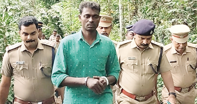 പു​ല്ലാ​ട് ഐ​രാ​ക്കാ​വി​ൽ കൊ​ല്ല​പ്പെ​ട്ട പ്ര​ദീ​പി​ന്‍റെ മ​ര​ണ​വു​മാ​യി ബ​ന്ധ​പ്പെ​ട്ട് അ​റ​സ്റ്റി​ലാ​യ മോ​ൻ​സി​യു​മാ​യി പോ​ലീ​സ് സം​ഘം തെ​ളി​വെ​ടു​പ്പി​നെ​ത്തി​യ​പ്പോ​ൾ.