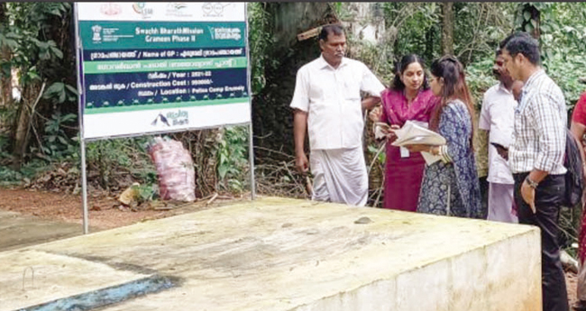 എ​രു​മേ​ലി പോ​ലീ​സ് സ്റ്റേ​ഷ​നി​ലെ ബ​യോ ഗ്യാ​സ് പ്ലാ​ന്‍റ് കേ​ന്ദ്ര ഉ​ദ്യോ​ഗ​സ്ഥ​ർ പ​രി​ശോ​ധി​ക്കു​ന്നു.