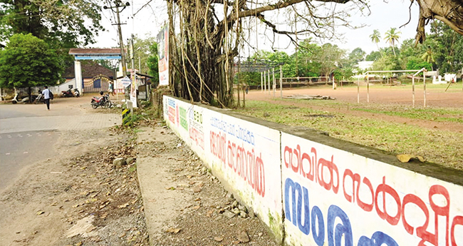 പെ​​​​രു​​​​ന്പാ​​​​വൂ​​​​രി​​​​ൽ ന​​​​വ​​​​കേ​​​​ര​​​​ള സ​​​​ദ​​​​സ് ന​​​​ട​​​​ക്കു​​​​ന്ന ഗ​​​​വ. ബോ​​​​യ്സ് എ​​​​ച്ച്എ​​​​സ്എ​​​​സി​​​​ന്‍റെ മ​​​​തി​​​​ൽ.  ഈ ​​​​ഭാ​​​​ഗം പൊ​​​​ളി​​​​ച്ചു നീ​​​​ക്ക​​​​ണ​​​​മെ​​​​ന്നാ​​​​ണ് സം​​​​ഘാ​​​​ട​​​​ക​​​​ർ ആ​​​​വ​​​​ശ്യ​​​​പ്പെ​​​​ട്ടി​​​​ട്ടു​​​​ള്ള​​​​ത്. ഗ്രൗ​​​​ണ്ടി​​​​ലേ​​​​ക്കു​​​​ള്ള പ്ര​​​​ധാ​​​​ന പ്ര​​​​വേ​​​​ശ​​​​ന ക​​​​വാ​​​​ട​​​​വും കാ​​​​ണാം.