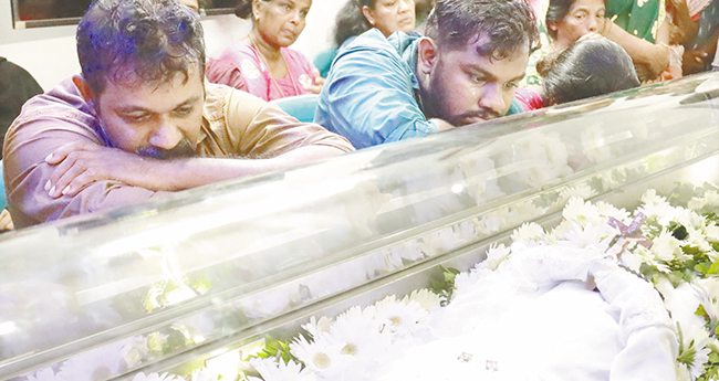കു​​​സാ​​​റ്റ് ദു​​​ര​​​ന്ത​​​ത്തി​​​ല്‍ മ​​​രി​​​ച്ച നോ​​​ര്‍​ത്ത് പ​​​റ​​​വൂ​​​ര്‍ കു​​​റ​​​മ്പ​​​ത്തു​​​രു​​​ത്ത് സ്വ​​​ദേ​​​ശി ആ​​​ന്‍ റി​​​ഫ്റ്റ റോ​​​യി​​​യു​​​ടെ മൃ​​​ത​​​ദേ​​​ഹ​​ത്തി​​ന​​രി​​കെ തേ​​ങ്ങി​​ക്ക​​ര​​യു​​ന്ന പി​​​താ​​​വ് റോ​​​യി​​​യും സ​​​ഹോ​​​ദ​​​ര​​​ന്‍ റി​​​ഥു​​​ലും.