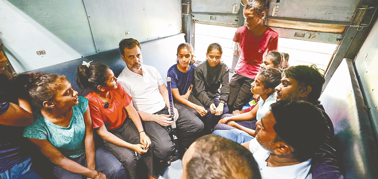 ബി​ലാ​സ്പു​രി​ൽ​നി​ന്ന് റാ​യ്പൂ​രി​ലേ​ക്ക് ട്രെ​യി​നി​ൽ യാ​ത്ര​ചെ​യ്യ​വേ രാ​ഹു​ൽ ഗാ​ന്ധി​ക്കൊ​പ്പം സൗ​ഹൃ​ദം പ​ങ്കി​ടു​ന്ന യാ​ത്രി​ക​ർ.