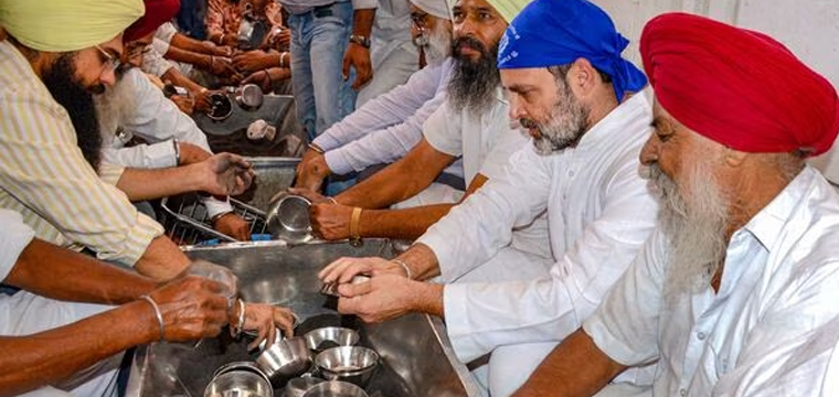 സു​വ​ർ​ണ ക്ഷേ​ത്ര​ത്തി​ലെ സാ​മൂ​ഹ്യ അ​ടു​ക്ക​ള​യി​ൽ ജോലി ചെയ്യുന്ന രാ​ഹു​ൽ ഗാ​ന്ധി.