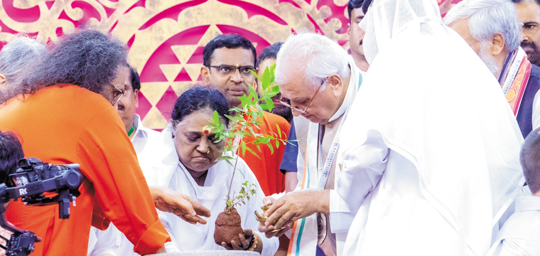 മാ​താ അ​മൃ​താ​ന​ന്ദ​മ​യി​യു​ടെ എ​ഴു​പ​താം പി​റ​ന്നാ​ളാ​ഘോ​ഷ​ത്തി​ന്‍റെ ഭാ​ഗ​മാ​യി 70 രാ​ജ‍്യ​ങ്ങ​ളി​ൽ​നി​ന്നു കൊ​ണ്ടു​വ​ന്നു സ​മ​ർ​പ്പി​ച്ച മ​ണ്ണി​ൽ മാ​താ അ​മൃ​താ​ന​ന്ദ​മ​യി ച​ന്ദ​ന​ത്തൈ ന​ട​ന്നു. അ​മൃ​താ​ന​ന്ദ​മ​യി മ​ഠം വൈ​സ് ചെ​യ​ർ​മാ​ന്‍ സ്വാ​മി അ​മൃ​ത​സ്വ​രൂ​പാ​ന​ന്ദ​പു​രി, ഗ​വ‍​ർ​ണ​ർ ആ​രി​ഫ് മു​ഹ​മ്മ​ദ് ഖാ​ന്‍, ദു​ബാ​യ്  ഭ​ര​ണാ​ധി​കാ​രി​യു​ടെ പ്ര​തി​നി​ധി ഷെ​യ്ഖ് സ​യീ​ദ് അ​ൽ മ​സ്സ  തു​ട​ങ്ങി​യ​വ​ർ സ​മീ​പം.