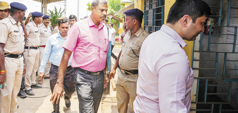 സി​ബി​ഐ ഉ​ദ്യോ​ഗ​സ്ഥ​ർ ബ​ഹ​നാ​ഗ ബ​സാ​റി​ലെ റെ​യി​ൽ​വേ സ്റ്റേ​ഷ​ൻ ഓ​ഫീ​സ​റു​ടെ മൊ​ഴി​യെ​ടു​ക്കാ​നെ​ത്തു​ന്നു.