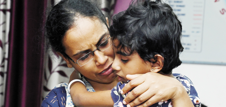 കൊ​​​ല്ലം എ​​​ആ​​​ർ ക്യാ​​​ന്പി​​​ലെ​​​ത്തി​​​ച്ച അ​​​ബി​​​ഗേ​​​ലി​​​നെ അമ്മ സി​​​ജി വാ​​​രി​​​പ്പു​​​ണ​​​രു​​​ന്നു.