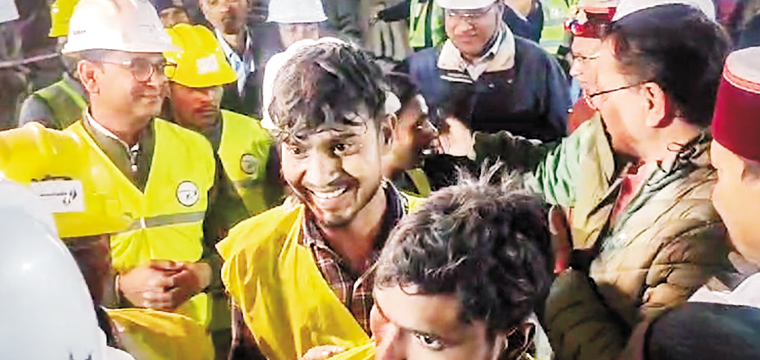 ഉ​ത്ത​രാ​ഖ​ണ്ഡി​ലെ ഉ​ത്ത​ര​കാ​ശി സി​ൽ​ക്യാ​ര തു​ര​ങ്ക​ത്തി​ൽ കു​ടു​ങ്ങി​യ തൊ​ഴി​ലാ​ളി​ക​ൾ 17 ദി​വ​സ​ത്തി​നു​ശേ​ഷം പു​റ​ത്തേ​ക്കു വ​രു​ന്നു.